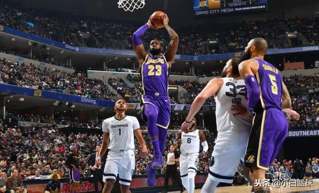  詹姆斯狂砍三双领衔湖人逆转勇士夺胜